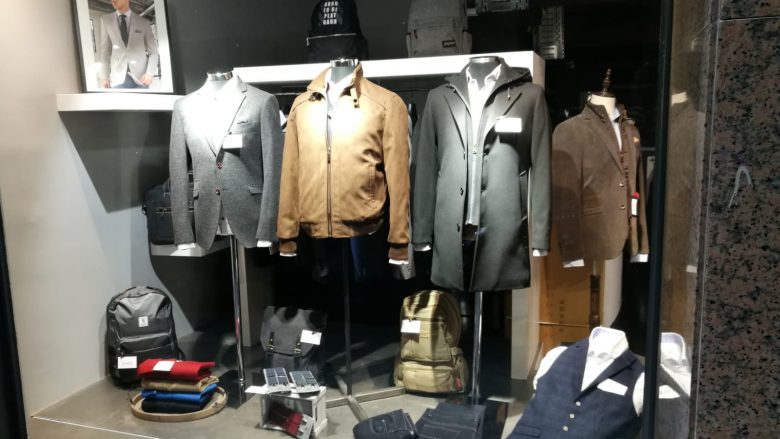 Descubre las últimas tendencias en trajes de caballero en Andorra. Descubre nuestros trajes, americanas y chalecos T.+376824714